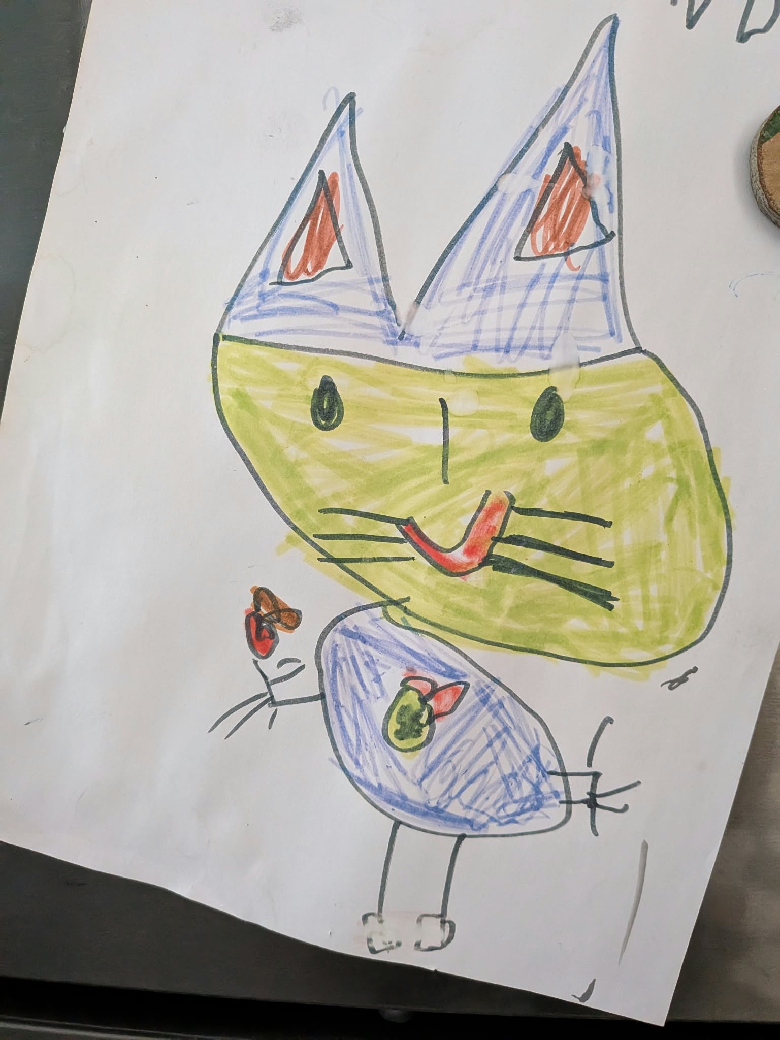 Dessin original d’un chat vert aux oreilles bleues avec un papillon